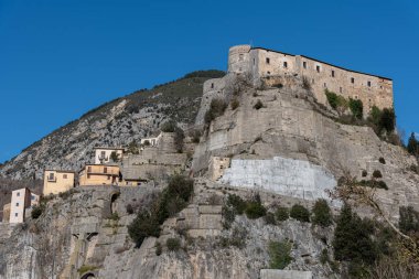 Cerro al Volturno, İtalya 'nın Molise eyaletinde yer alan bir şehirdir. Cerro Cerro Cerris 'in de dahil olduğu meşe ağaçları açısından zengin toprakları nedeniyle Cerro olarak da adlandırılır..
