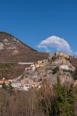 Cerro al Volturno, İtalya 'nın Molise eyaletinde yer alan bir şehirdir. Cerro Cerro Cerris 'in de dahil olduğu meşe ağaçları açısından zengin toprakları nedeniyle Cerro olarak da adlandırılır..