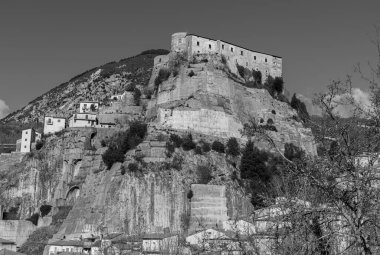 Cerro al Volturno, İtalya 'nın Molise eyaletinde yer alan bir şehirdir. Cerro Cerro Cerris 'in de dahil olduğu meşe ağaçları açısından zengin toprakları nedeniyle Cerro olarak da adlandırılır..
