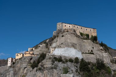 Cerro al Volturno, İtalya 'nın Molise eyaletinde yer alan bir şehirdir. Cerro Cerro Cerris 'in de dahil olduğu meşe ağaçları açısından zengin toprakları nedeniyle Cerro olarak da adlandırılır..
