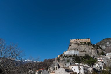 Cerro al Volturno, İtalya 'nın Molise eyaletinde yer alan bir şehirdir. Cerro Cerro Cerris 'in de dahil olduğu meşe ağaçları açısından zengin toprakları nedeniyle Cerro olarak da adlandırılır..