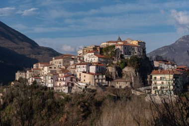 Colli a Volturno, Molise. Molise 'nin Isernia eyaletinde 1328 nüfuslu bir İtalyan şehridir. Kasaba, mutlu coğrafi konumuyla bölgenin dışında bile tanınıyor.