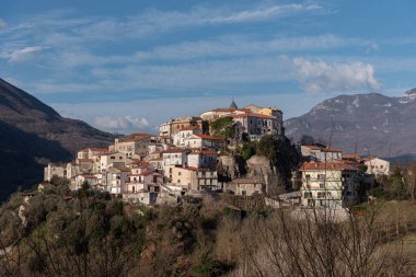 Colli a Volturno, Molise. Molise 'nin Isernia eyaletinde 1328 nüfuslu bir İtalyan şehridir. Kasaba, mutlu coğrafi konumuyla bölgenin dışında bile tanınıyor.