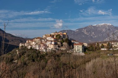 Colli a Volturno, Molise. Molise 'nin Isernia eyaletinde 1328 nüfuslu bir İtalyan şehridir. Kasaba, mutlu coğrafi konumuyla bölgenin dışında bile tanınıyor.