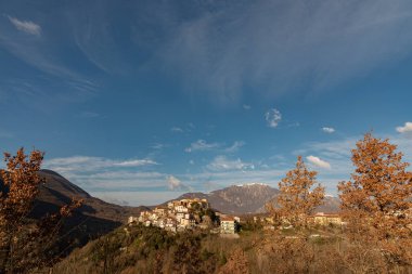 Colli a Volturno, Molise. Molise 'nin Isernia eyaletinde 1328 nüfuslu bir İtalyan şehridir. Kasaba, mutlu coğrafi konumuyla bölgenin dışında bile tanınıyor.