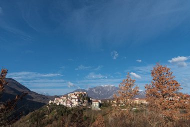 Colli a Volturno, Molise. Molise 'nin Isernia eyaletinde 1328 nüfuslu bir İtalyan şehridir. Kasaba, mutlu coğrafi konumuyla bölgenin dışında bile tanınıyor.