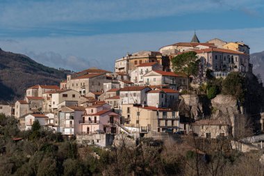 Colli a Volturno, Molise. Molise 'nin Isernia eyaletinde 1328 nüfuslu bir İtalyan şehridir. Kasaba, mutlu coğrafi konumuyla bölgenin dışında bile tanınıyor.
