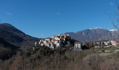Colli a Volturno, Molise. Molise 'nin Isernia eyaletinde 1328 nüfuslu bir İtalyan şehridir. Kasaba, mutlu coğrafi konumuyla bölgenin dışında bile tanınıyor.