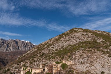 Molise, Adriyatik Denizi 'ne bakan bir İtalyan bölgesidir. Abruzzo Ulusal Parkı 'nın zengin vahşi yaşam ve patikaları olan Appennine dağ sırasındaki bir bölümünü içerir..