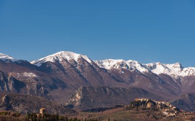 Molise, Adriyatik Denizi 'ne bakan bir İtalyan bölgesidir. Abruzzo Ulusal Parkı 'nın zengin vahşi yaşam ve patikaları olan Appennine dağ sırasındaki bir bölümünü içerir..