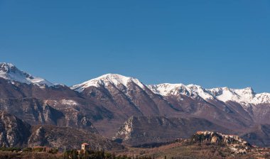 Molise, Adriyatik Denizi 'ne bakan bir İtalyan bölgesidir. Abruzzo Ulusal Parkı 'nın zengin vahşi yaşam ve patikaları olan Appennine dağ sırasındaki bir bölümünü içerir..