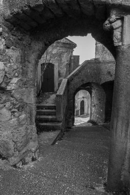 Rocchetta al Volturno, Rocchetta Alta adı verilen orijinal köy tarafından dağda savunma pozisyonu olarak kurulmuştur ve Rocchetta Nuova daha alçak irtifada yer almaktadır..