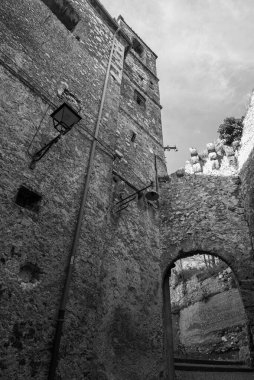 Rocchetta al Volturno, Rocchetta Alta adı verilen orijinal köy tarafından dağda savunma pozisyonu olarak kurulmuştur ve Rocchetta Nuova daha alçak irtifada yer almaktadır..