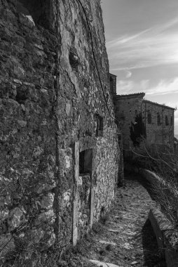 Rocchetta al Volturno, Rocchetta Alta adı verilen orijinal köy tarafından dağda savunma pozisyonu olarak kurulmuştur ve Rocchetta Nuova daha alçak irtifada yer almaktadır..