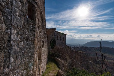 Rocchetta al Volturno, Rocchetta Alta adı verilen orijinal köy tarafından dağda savunma pozisyonu olarak kurulmuştur ve Rocchetta Nuova daha alçak irtifada yer almaktadır..