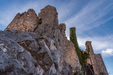 Rocchetta al Volturno, Rocchetta Alta adı verilen orijinal köy tarafından dağda savunma pozisyonu olarak kurulmuştur ve Rocchetta Nuova daha alçak irtifada yer almaktadır..