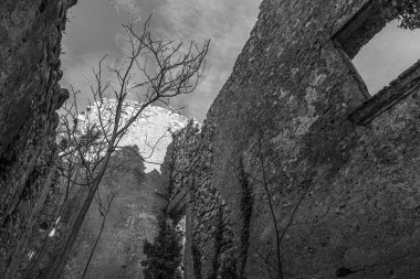 Rocchetta al Volturno, Rocchetta Alta adı verilen orijinal köy tarafından dağda savunma pozisyonu olarak kurulmuştur ve Rocchetta Nuova daha alçak irtifada yer almaktadır..