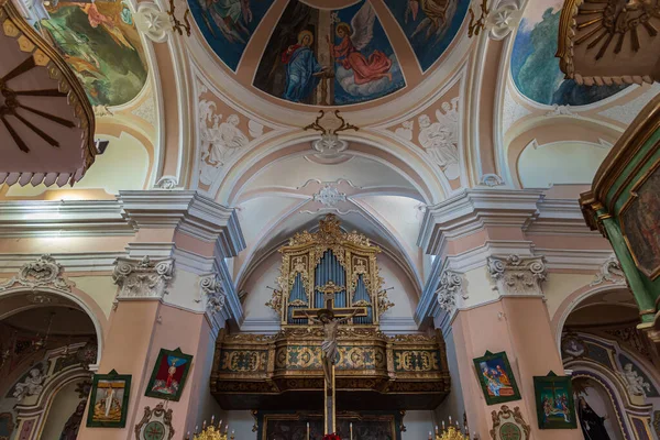Capracotta, Isernia, Molise. Santa Maria Assunta Parish Kilisesi. Ana kilise olan ve şehrin en yüksek kesiminde, Terravecchia bölgesinde yer almaktadır.