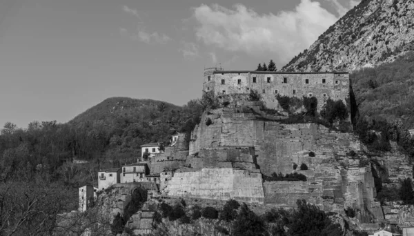 Cerro al Volturno, İtalya 'nın Molise eyaletinde yer alan bir şehirdir. Cerro Cerro Cerris 'in de dahil olduğu meşe ağaçları açısından zengin toprakları nedeniyle Cerro olarak da adlandırılır..