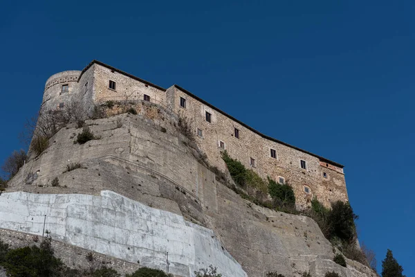 Cerro al Volturno, İtalya 'nın Molise eyaletinde yer alan bir şehirdir. Cerro Cerro Cerris 'in de dahil olduğu meşe ağaçları açısından zengin toprakları nedeniyle Cerro olarak da adlandırılır..