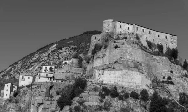 Cerro al Volturno, İtalya 'nın Molise eyaletinde yer alan bir şehirdir. Cerro Cerro Cerris 'in de dahil olduğu meşe ağaçları açısından zengin toprakları nedeniyle Cerro olarak da adlandırılır..