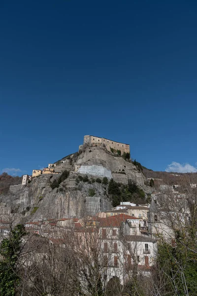 Cerro al Volturno, İtalya 'nın Molise eyaletinde yer alan bir şehirdir. Cerro Cerro Cerris 'in de dahil olduğu meşe ağaçları açısından zengin toprakları nedeniyle Cerro olarak da adlandırılır..