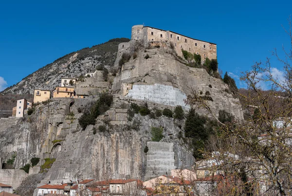 Cerro al Volturno, İtalya 'nın Molise eyaletinde yer alan bir şehirdir. Cerro Cerro Cerris 'in de dahil olduğu meşe ağaçları açısından zengin toprakları nedeniyle Cerro olarak da adlandırılır..