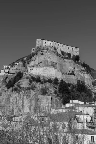Cerro al Volturno, İtalya 'nın Molise eyaletinde yer alan bir şehirdir. Cerro Cerro Cerris 'in de dahil olduğu meşe ağaçları açısından zengin toprakları nedeniyle Cerro olarak da adlandırılır..
