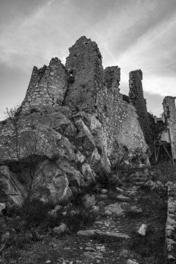 Rocchetta al Volturno, Rocchetta Alta adı verilen orijinal köy tarafından dağda savunma pozisyonu olarak kurulmuştur ve Rocchetta Nuova daha alçak irtifada yer almaktadır..