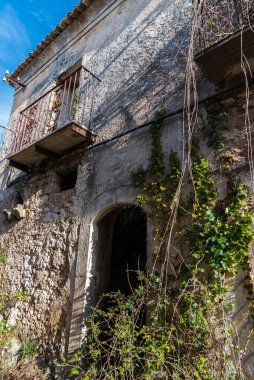 Rocchetta al Volturno, Rocchetta Alta adı verilen orijinal köy tarafından dağda savunma pozisyonu olarak kurulmuştur ve Rocchetta Nuova daha alçak irtifada yer almaktadır..