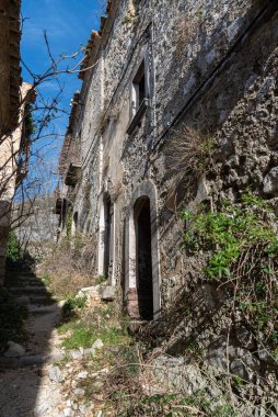 Rocchetta al Volturno, Rocchetta Alta adı verilen orijinal köy tarafından dağda savunma pozisyonu olarak kurulmuştur ve Rocchetta Nuova daha alçak irtifada yer almaktadır..