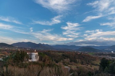 SS Cosma ve Damiano Sığınağı Isernia 'da yer almaktadır. Tapınak 1130 'dan beri var. İçinde, on yedinci yüzyılın gümüş büstleri, içindeki iki azizin kutsal emanetleriyle kutsanmıştır..