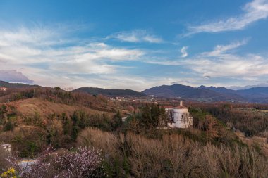 SS Cosma ve Damiano Sığınağı Isernia 'da yer almaktadır. Tapınak 1130 'dan beri var. İçinde, on yedinci yüzyılın gümüş büstleri, içindeki iki azizin kutsal emanetleriyle kutsanmıştır..