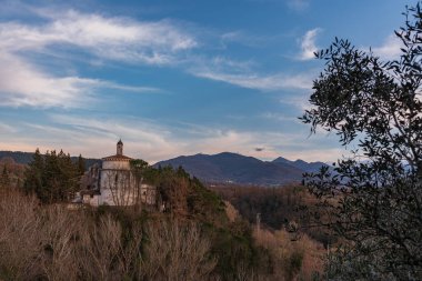 SS Cosma ve Damiano Sığınağı Isernia 'da yer almaktadır. Tapınak 1130 'dan beri var. İçinde, on yedinci yüzyılın gümüş büstleri, içindeki iki azizin kutsal emanetleriyle kutsanmıştır..