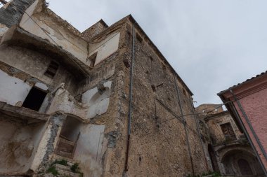 Rocchetta al Volturno, Rocchetta Alta adı verilen orijinal köy tarafından dağda savunma pozisyonu olarak kurulmuştur ve Rocchetta Nuova daha alçak irtifada yer almaktadır..