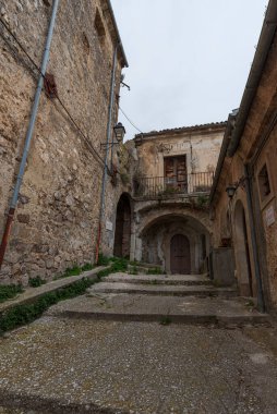 Rocchetta al Volturno, Rocchetta Alta adı verilen orijinal köy tarafından dağda savunma pozisyonu olarak kurulmuştur ve Rocchetta Nuova daha alçak irtifada yer almaktadır..