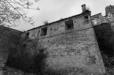 Rocchetta al Volturno, Rocchetta Alta adı verilen orijinal köy tarafından dağda savunma pozisyonu olarak kurulmuştur ve Rocchetta Nuova daha alçak irtifada yer almaktadır..