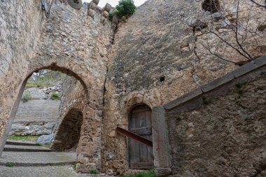 Rocchetta al Volturno, Rocchetta Alta adı verilen orijinal köy tarafından dağda savunma pozisyonu olarak kurulmuştur ve Rocchetta Nuova daha alçak irtifada yer almaktadır..