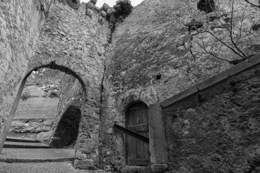 Rocchetta al Volturno, Rocchetta Alta adı verilen orijinal köy tarafından dağda savunma pozisyonu olarak kurulmuştur ve Rocchetta Nuova daha alçak irtifada yer almaktadır..