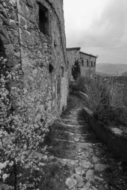 Rocchetta al Volturno, Rocchetta Alta adı verilen orijinal köy tarafından dağda savunma pozisyonu olarak kurulmuştur ve Rocchetta Nuova daha alçak irtifada yer almaktadır..