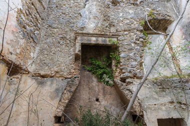 Rocchetta al Volturno, Rocchetta Alta adı verilen orijinal köy tarafından dağda savunma pozisyonu olarak kurulmuştur ve Rocchetta Nuova daha alçak irtifada yer almaktadır..