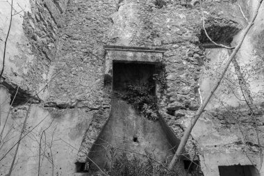 Rocchetta al Volturno, Rocchetta Alta adı verilen orijinal köy tarafından dağda savunma pozisyonu olarak kurulmuştur ve Rocchetta Nuova daha alçak irtifada yer almaktadır..