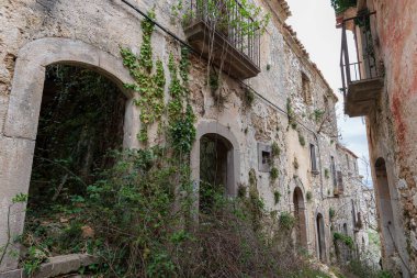 Rocchetta al Volturno, Rocchetta Alta adı verilen orijinal köy tarafından dağda savunma pozisyonu olarak kurulmuştur ve Rocchetta Nuova daha alçak irtifada yer almaktadır..