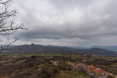 Rocchetta al Volturno, Rocchetta Alta adı verilen orijinal köy tarafından dağda savunma pozisyonu olarak kurulmuştur ve Rocchetta Nuova daha alçak irtifada yer almaktadır..