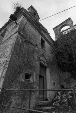 Rocchetta al Volturno, Rocchetta Alta adı verilen orijinal köy tarafından dağda savunma pozisyonu olarak kurulmuştur ve Rocchetta Nuova daha alçak irtifada yer almaktadır..