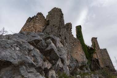 Rocchetta al Volturno, Rocchetta Alta adı verilen orijinal köy tarafından dağda savunma pozisyonu olarak kurulmuştur ve Rocchetta Nuova daha alçak irtifada yer almaktadır..