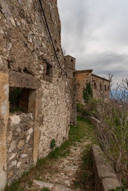 Rocchetta al Volturno, Rocchetta Alta adı verilen orijinal köy tarafından dağda savunma pozisyonu olarak kurulmuştur ve Rocchetta Nuova daha alçak irtifada yer almaktadır..