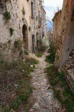 Rocchetta al Volturno, Rocchetta Alta adı verilen orijinal köy tarafından dağda savunma pozisyonu olarak kurulmuştur ve Rocchetta Nuova daha alçak irtifada yer almaktadır..