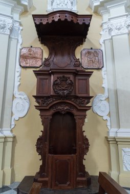 Teano. San Francesco Kilisesi. 14. yüzyılda, Gotik tarzında, geleneksel küçükler tarafından inşa edilmiş. Barok çağında büyük ölçüde yenilenmiş..