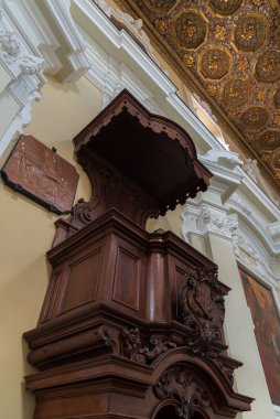 Teano. San Francesco Kilisesi. 14. yüzyılda, Gotik tarzında, geleneksel küçükler tarafından inşa edilmiş. Barok çağında büyük ölçüde yenilenmiş..